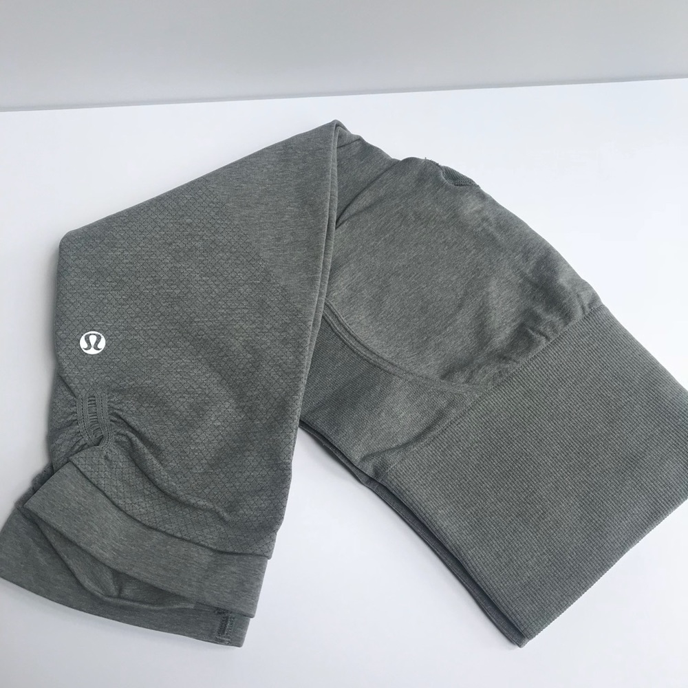 Lululemon grey cropped leggings in size 4